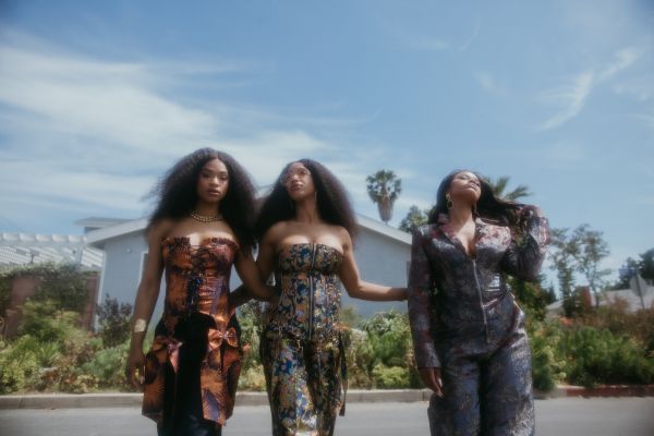 The-Womack-Sisters-by-Rosie-Cohe